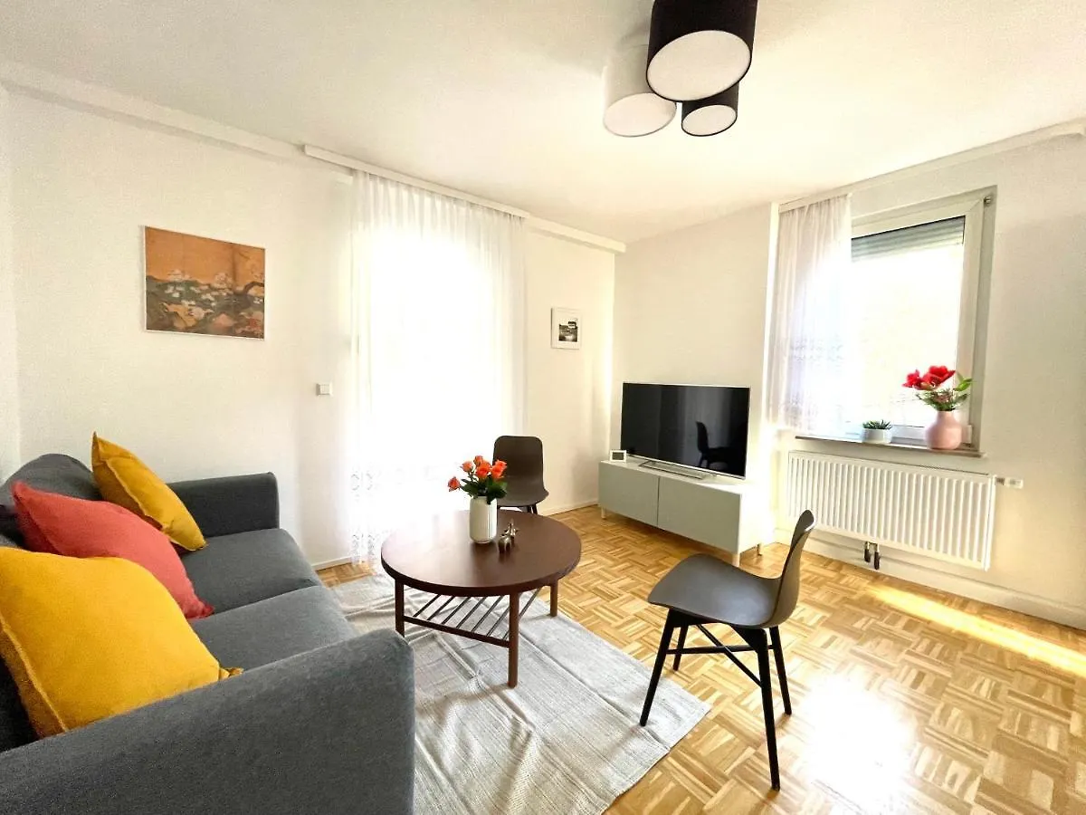Neues, Stillvoll Eingerichtetes Apartment Mit Wintergarten Und Terrasse Stoccarda Germania